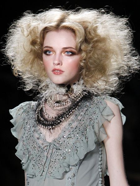 ผมดัดหยิกเซ็ตฟูแบบมีสไตล์