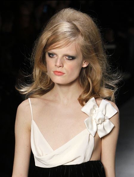 ตีโป่งกลางศีรษะแบบสาวยุค 60's