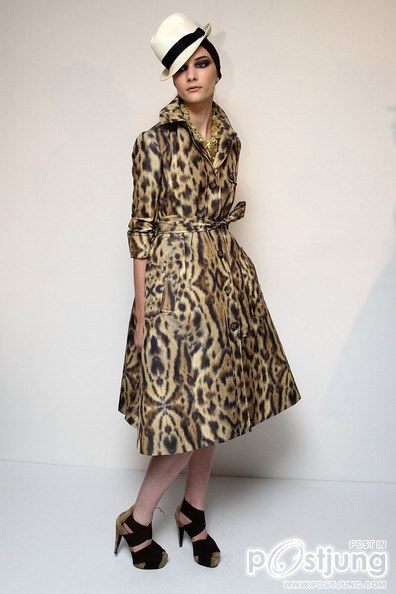 Monique Lhuillier จากชุดแต่งงานสุดหรูสู่พรมแดง