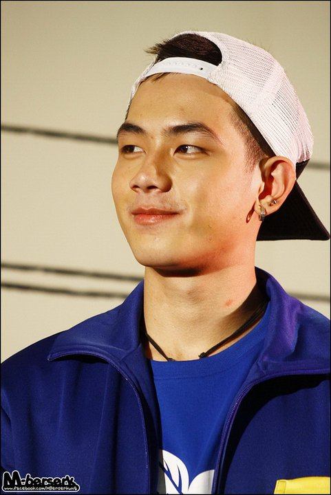 เอิร์ธ ธวัช พรรัตนประเสริฐ