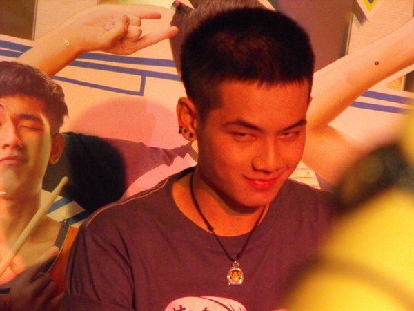 เอิร์ธ ธวัช พรรัตนประเสริฐ