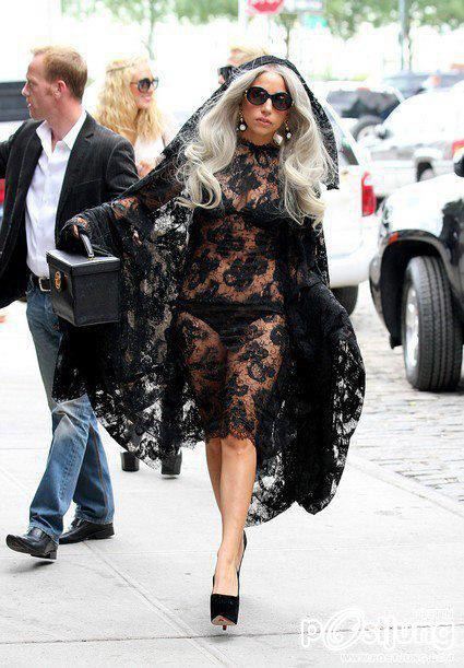 Lady Gaga อ้างอิง Thailand loves Lady Gaga (Facebook)