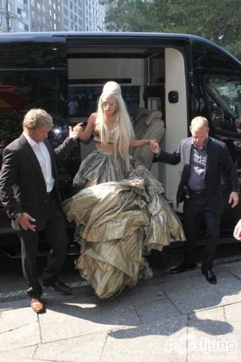 Lady Gaga อ้างอิง Thailand loves Lady Gaga (Facebook)