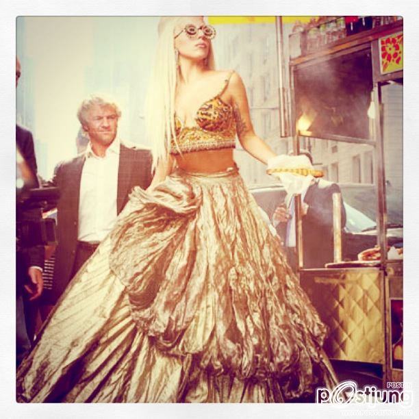 Lady Gaga อ้างอิง Thailand loves Lady Gaga (Facebook)