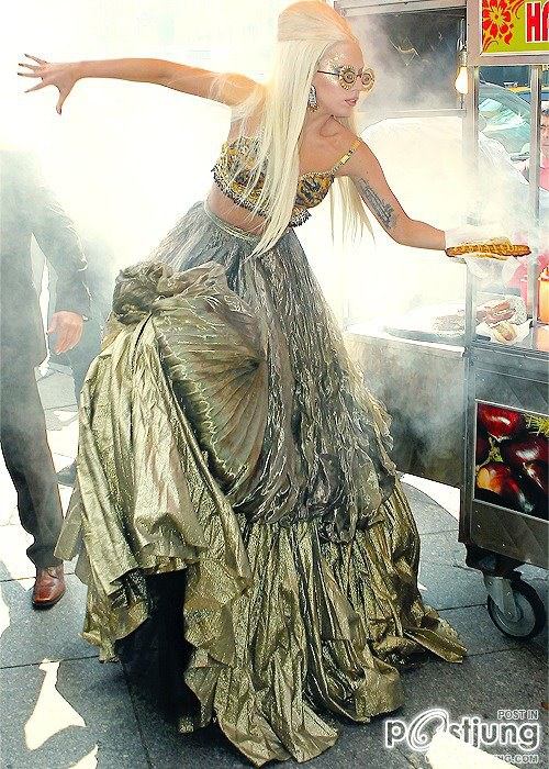 Lady Gaga อ้างอิง Thailand loves Lady Gaga (Facebook)