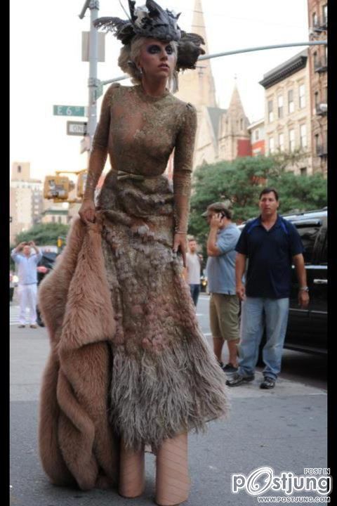 Lady Gaga อ้างอิง Thailand loves Lady Gaga (Facebook)