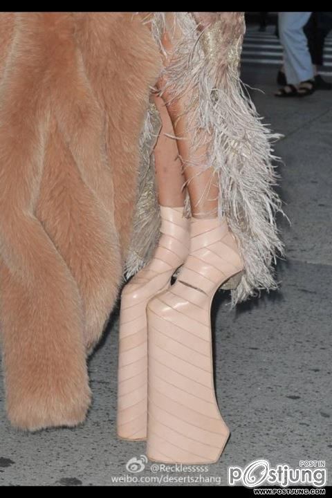 Lady Gaga อ้างอิง Thailand loves Lady Gaga (Facebook)