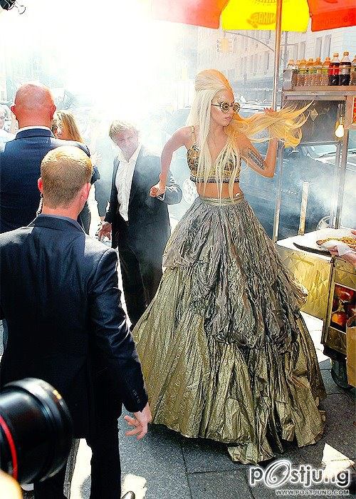 Lady Gaga อ้างอิง Thailand loves Lady Gaga (Facebook)