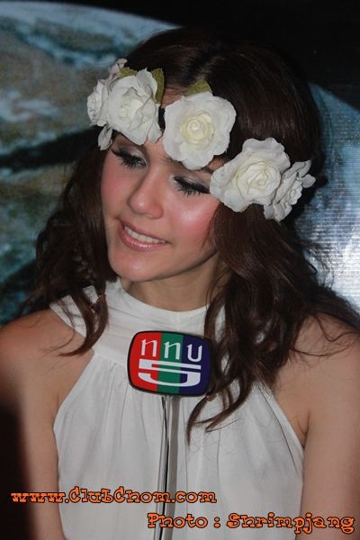 ชมพู่ อารยา กับแฟชั่นดอกไม้ที่หัวน่ารักมากๆ