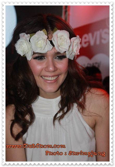 ชมพู่ อารยา กับแฟชั่นดอกไม้ที่หัวน่ารักมากๆ