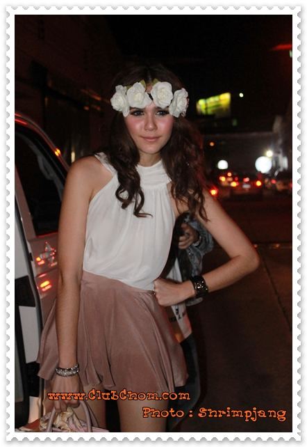 ชมพู่ อารยา กับแฟชั่นดอกไม้ที่หัวน่ารักมากๆ