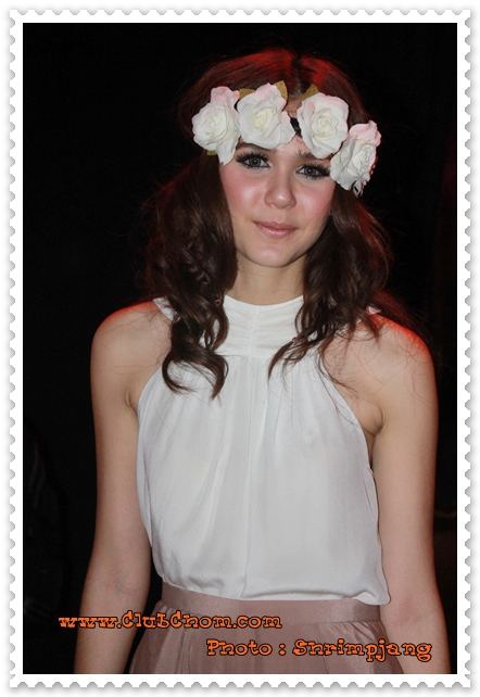 ชมพู่ อารยา กับแฟชั่นดอกไม้ที่หัวน่ารักมากๆ