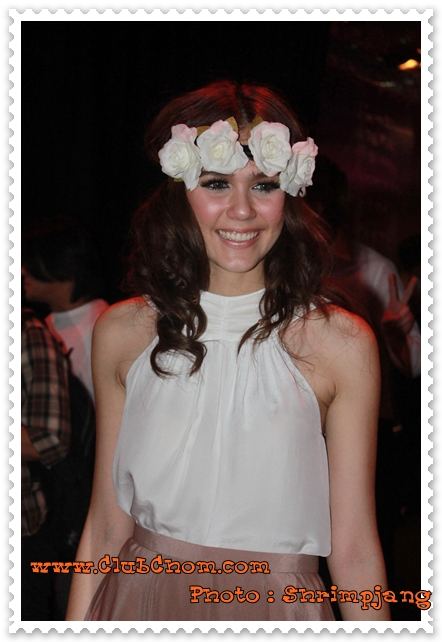 ชมพู่ อารยา กับแฟชั่นดอกไม้ที่หัวน่ารักมากๆ