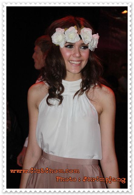 ชมพู่ อารยา กับแฟชั่นดอกไม้ที่หัวน่ารักมากๆ