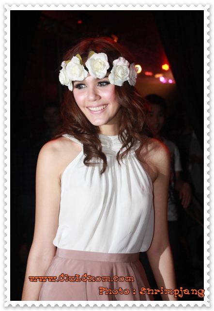 ชมพู่ อารยา กับแฟชั่นดอกไม้ที่หัวน่ารักมากๆ