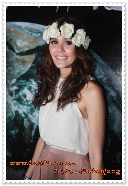 ชมพู่ อารยา กับแฟชั่นดอกไม้ที่หัวน่ารักมากๆ