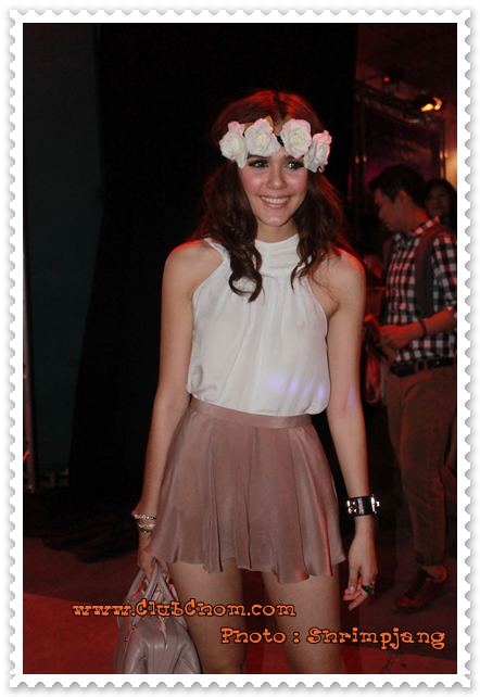 ชมพู่ อารยา กับแฟชั่นดอกไม้ที่หัวน่ารักมากๆ