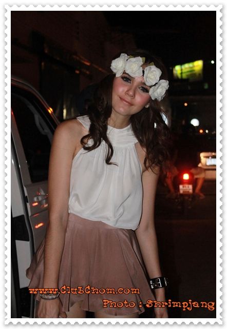 ชมพู่ อารยา กับแฟชั่นดอกไม้ที่หัวน่ารักมากๆ