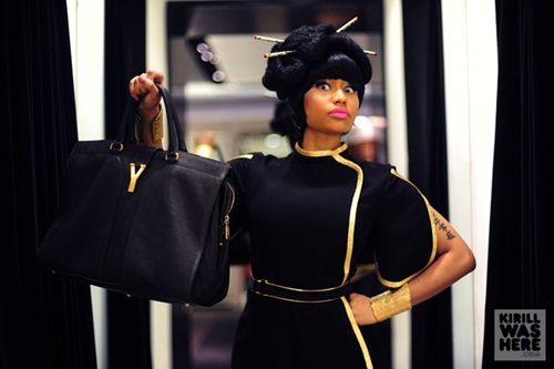 ถือกระเป๋าซิ อิอิ