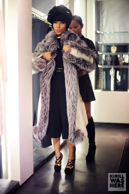 ใส่เสื้อคลุมก่อนค่ะ