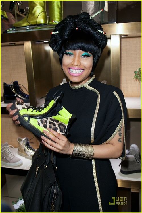 มาดูรองเท้าค่ะ