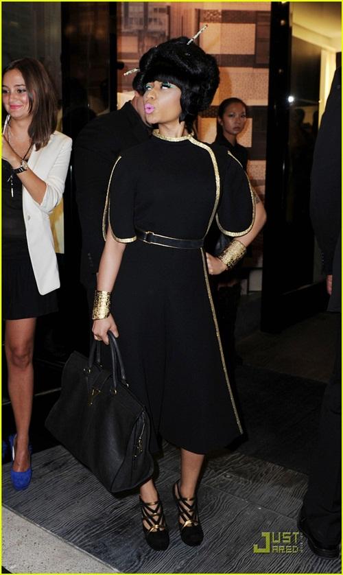 เชอะ อย่ามาสบตาชั้น