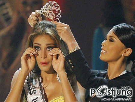 เธอมอบมงโดยแสดงสีหน้ายินดีด้วย