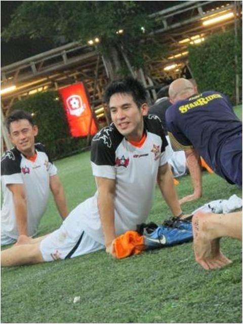 โป๊ป-ธนวรรธน์ ซ้อมบอลกับสมาชิกทีม Star Riders