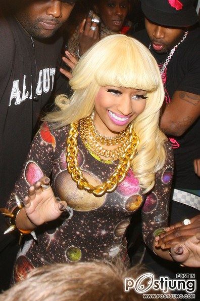 Nicki Minaj Leaves Her London Hotel