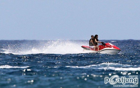 Selena Gomez and Justin Bieber in Hawaii