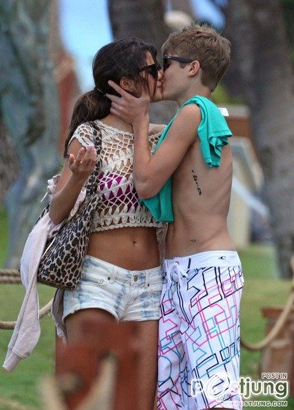 Selena Gomez and Justin Bieber in Hawaii