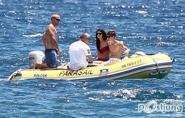 Selena Gomez and Justin Bieber in Hawaii