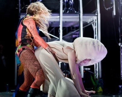 Ke$ha เอาของใหญ่ขึ้นเวทีคอนเสิร์ต!!!!