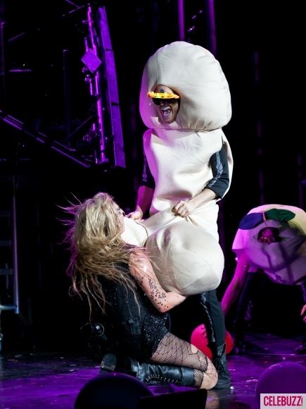 Ke$ha เอาของใหญ่ขึ้นเวทีคอนเสิร์ต!!!!