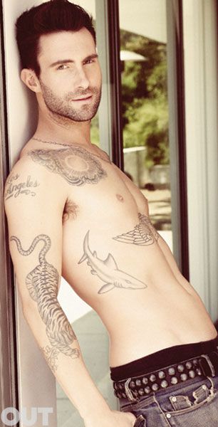 Adam Levine แห่งวง Maroon 5 อวดหุ่นล่ำๆเอาใจแฟนคลับบนนิตยสาร OUT ฉบับล่าสุด!Posted by The Killerz