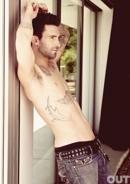 Adam Levine แห่งวง Maroon 5 อวดหุ่นล่ำๆเอาใจแฟนคลับบนนิตยสาร OUT ฉบับล่าสุด!Posted by The Killerz