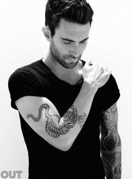 Adam Levine แห่งวง Maroon 5 อวดหุ่นล่ำๆเอาใจแฟนคลับบนนิตยสาร OUT ฉบับล่าสุด!Posted by The Killerz