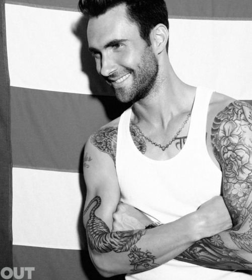 Adam Levine แห่งวง Maroon 5 อวดหุ่นล่ำๆเอาใจแฟนคลับบนนิตยสาร OUT ฉบับล่าสุด!Posted by The Killerz
