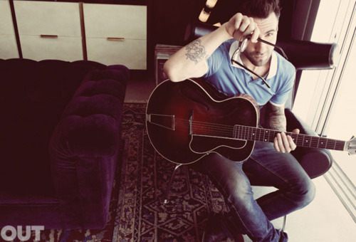 Adam Levine แห่งวง Maroon 5 อวดหุ่นล่ำๆเอาใจแฟนคลับบนนิตยสาร OUT ฉบับล่าสุด!Posted by The Killerz