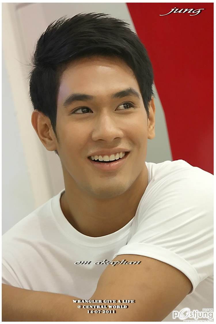 รอยยิ้มกับสายตาที่คุณหลงใหล