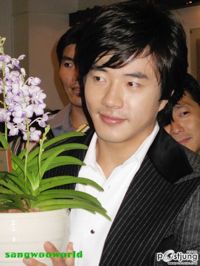 รอยยิ้มกับสายตาที่คุณหลงใหล