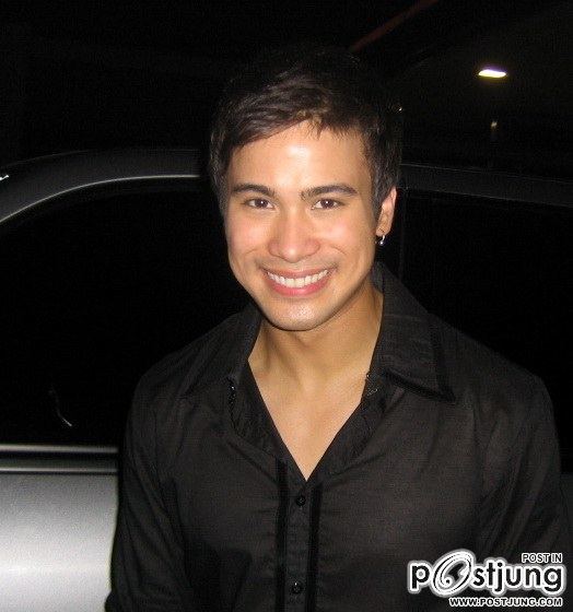 รอยยิ้มกับสายตาที่คุณหลงใหล