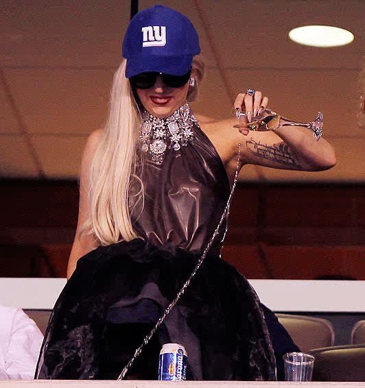 Lady Gaga นั่งชมกีฬาชิลๆที่ New York Giants Game!