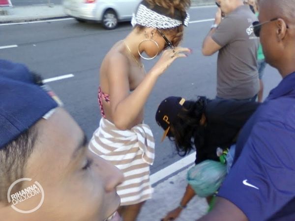 Rihanna ล่าสุดได้ไปเดินเล่นบนชายหาด Rio De Janeiro!!!