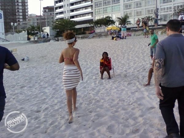 Rihanna ล่าสุดได้ไปเดินเล่นบนชายหาด Rio De Janeiro!!!