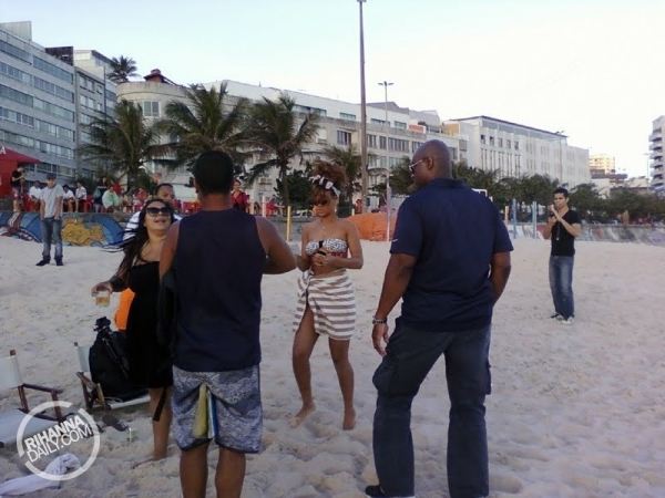 Rihanna ล่าสุดได้ไปเดินเล่นบนชายหาด Rio De Janeiro!!!