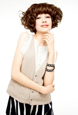 6. ผมสั้นดัดลอน