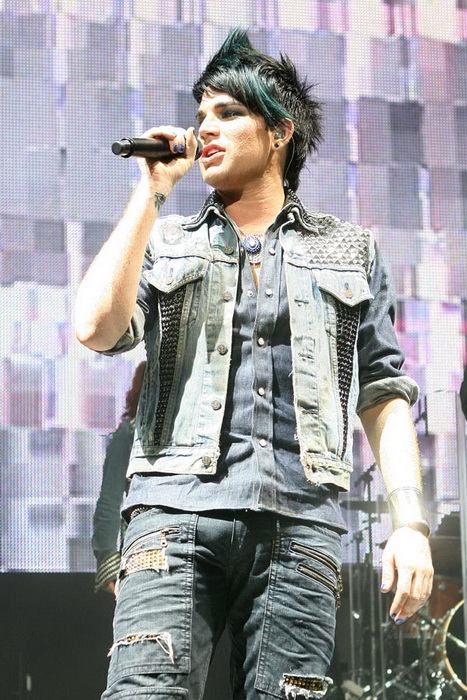 แอบดูตุงๆ ของ Adam Lambert แชมป์ American Idol 2009 ผู้ขับร้องเพลงประกอบภาพยนตร์เรื่อง 2012