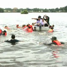 เรือผู้ติดตาม รมว.ทรัพย์ฯ ล่ม ระหว่างเยี่ยมน้ำท่วม ลพบุรี