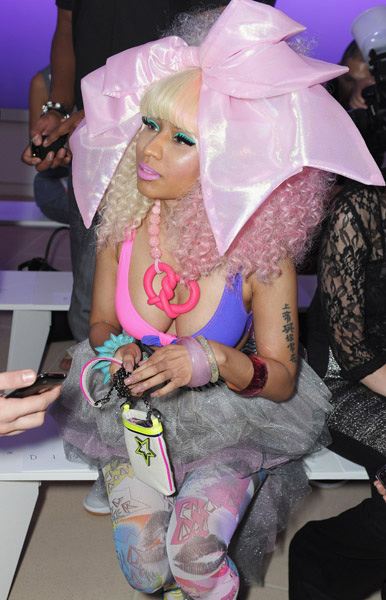 Nicki Minaj กับโบว์มโหฬาร !!